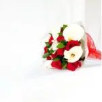 Ramo de 8 Rosas Rojas y 4 Calas